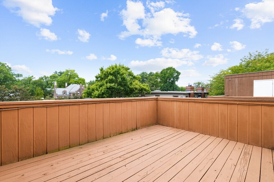 Private Roof-Top Deck - 5236 Waterman Blvd