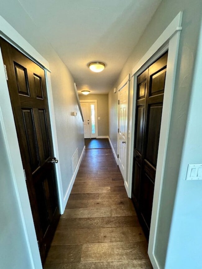 Building Photo - 3 Bedroom, 2 1/2 Bathroom Townhouse -2 weeks free rent with 1-year lease-