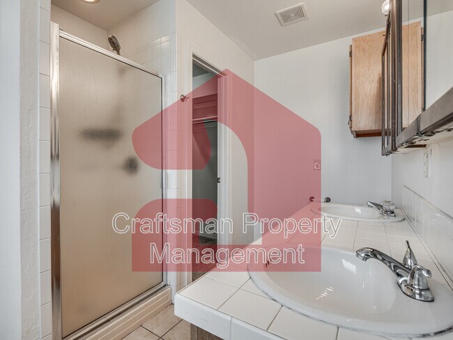 Building Photo - 2707 Silvertree Dr