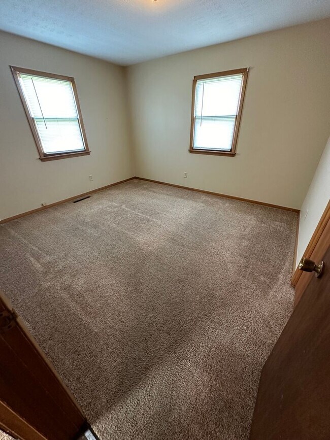 Building Photo - 3 Bedroom, 1.5 Bathroom House