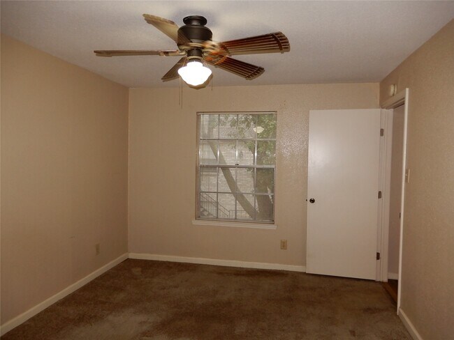 Building Photo - 9797 Leawood Blvd