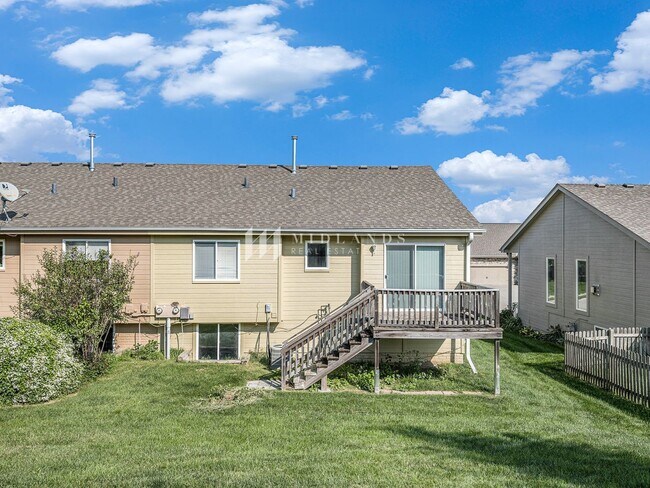Building Photo - Beautiful Millard Townhome