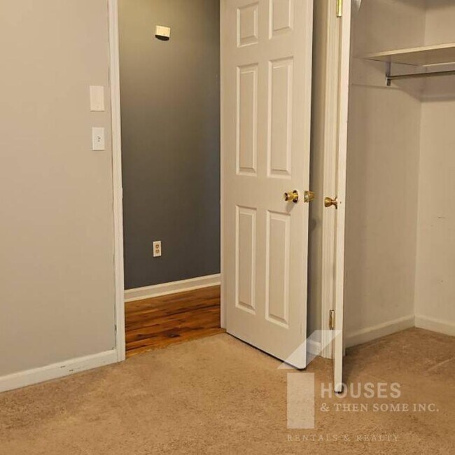 Building Photo - 423 Rollingwood Dr