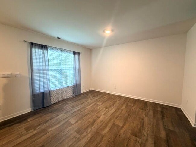 Building Photo - 526 Leven Dr