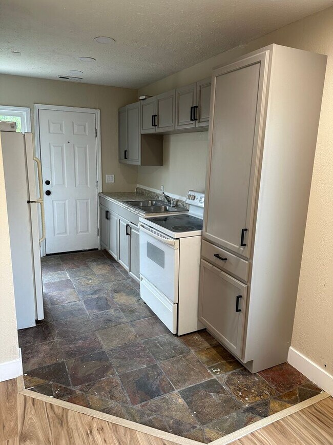 Building Photo - GORGEOUS Duplex in South Salt Lake!!!