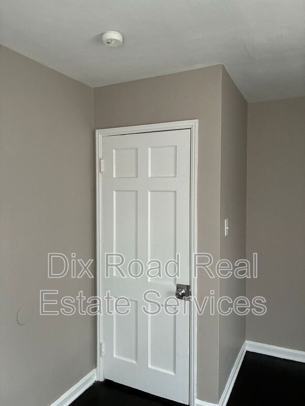 Building Photo - 729 Cleverly Rd