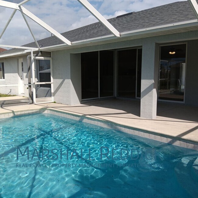 Building Photo - Pool Home 3 Bedroom,with a Den 2 Bath in d...