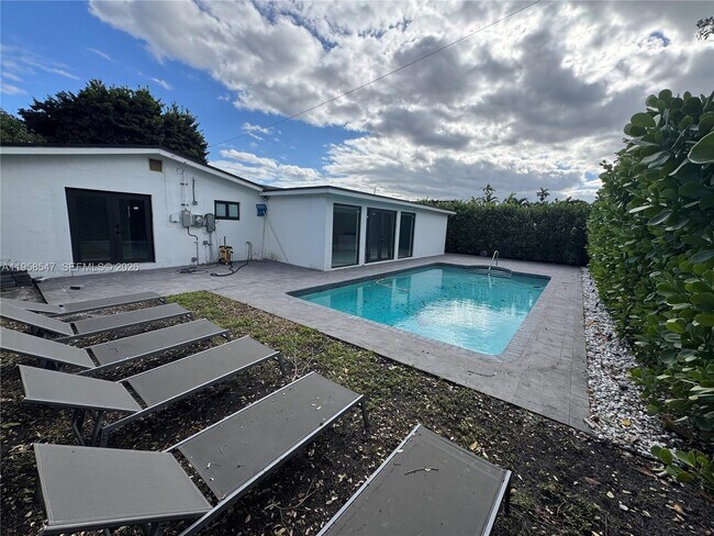 Building Photo - 575 NE 179th Dr