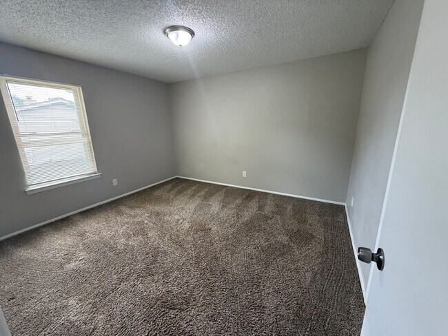Building Photo - 32 Del Tara Dr