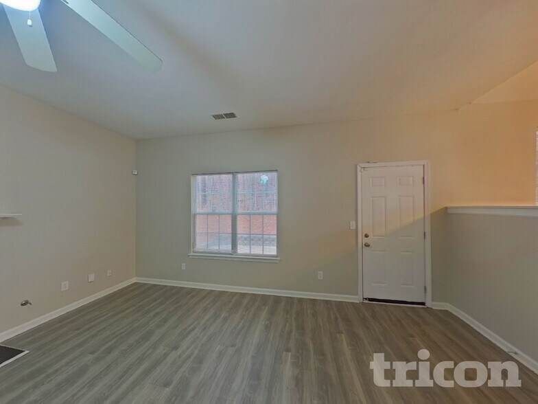 Building Photo - 3250 Diamond Blf