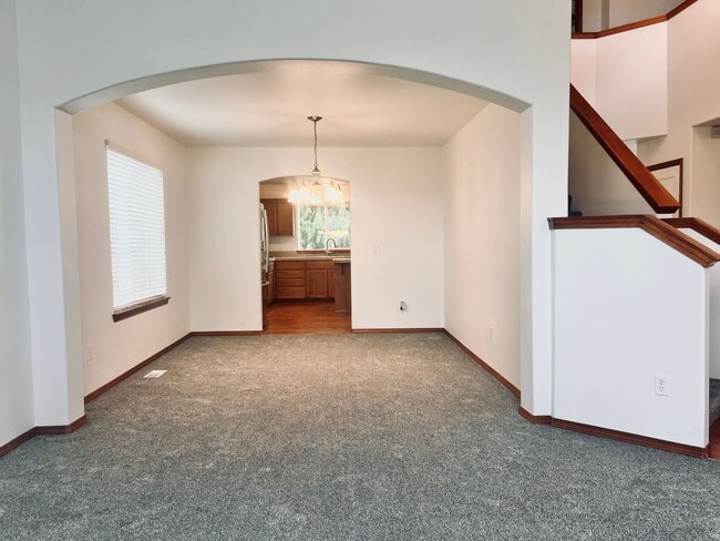 Building Photo - Enormous 4 Bed 2.5Bath + Bonus Room Great Lacey Neighborhood