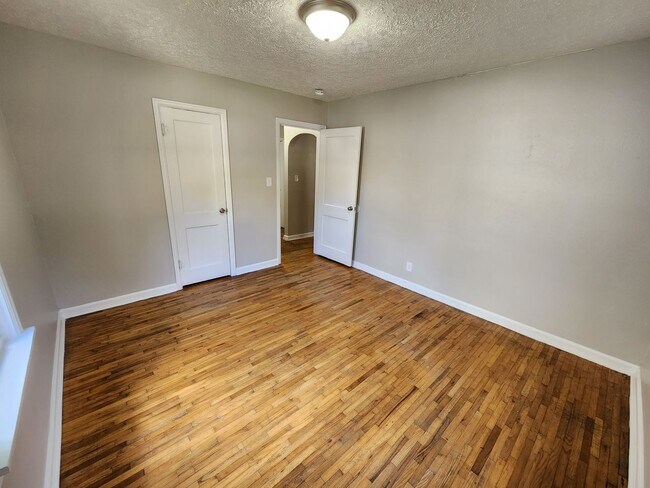 Building Photo - Spacious 3-Bedroom, 2-Bathroom Home AVAILA...