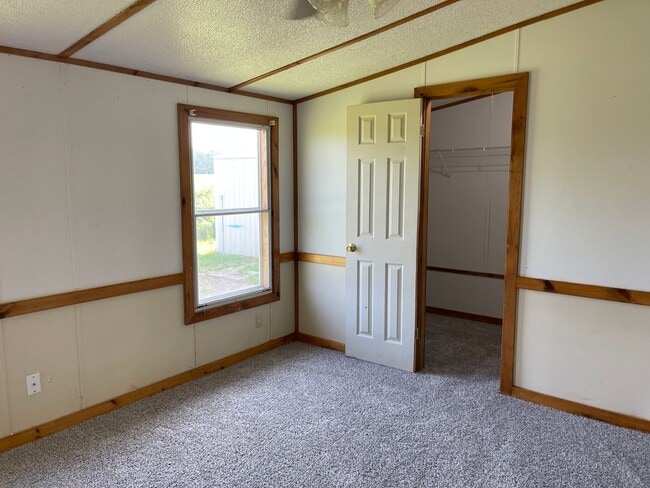 Building Photo - 3 BEDROOM 2 BATHROOM HOUSE FOR RENT