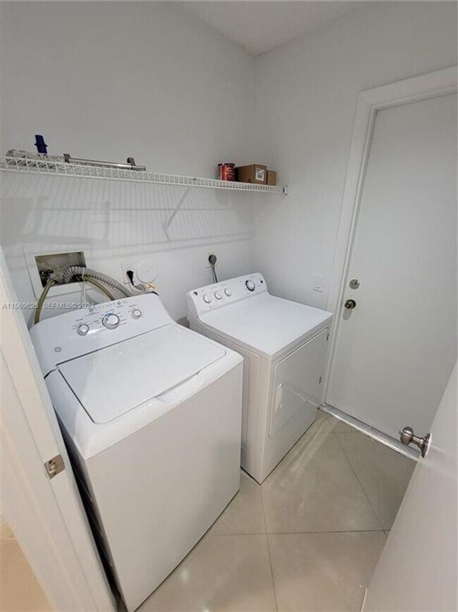 Building Photo - 928 Falling Water Rd