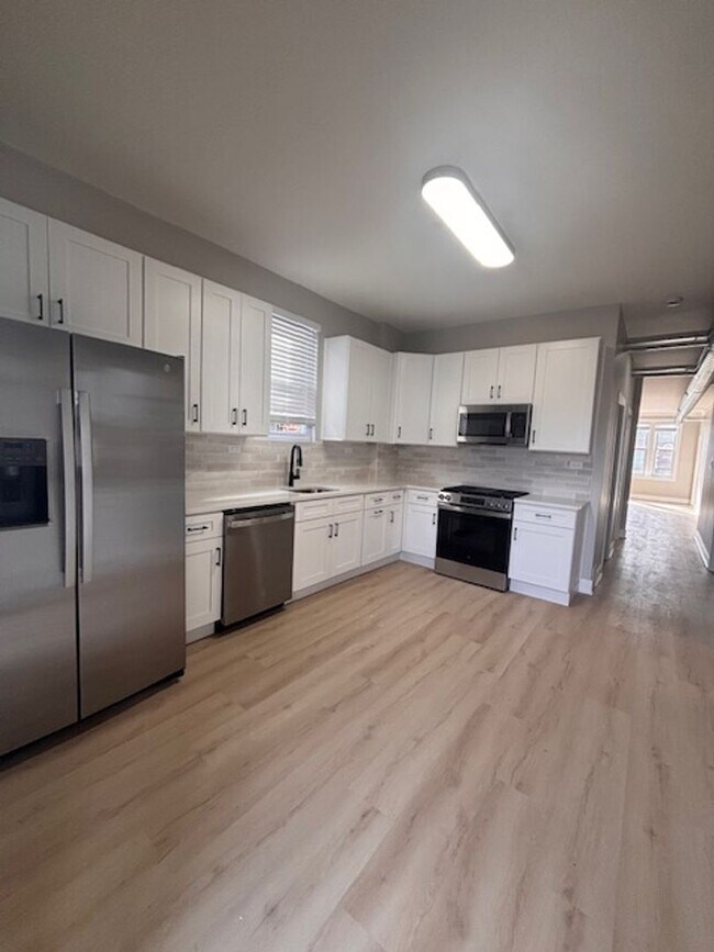 Building Photo - Beautifully remodeled modern 3 bedroom 2 bath unit