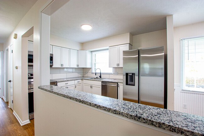 Building Photo - 3 Bedroom / 2 Bath Home with Finished Basment and Washer/Dryer!