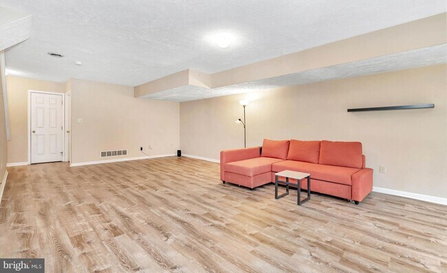 Building Photo - 465 Woodstock Ln