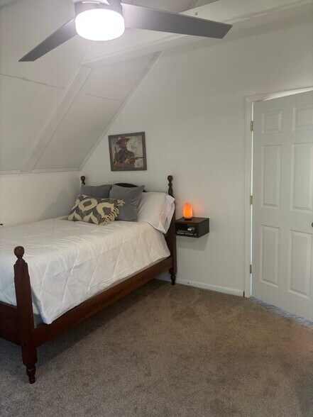 Building Photo - 44 W River Dr