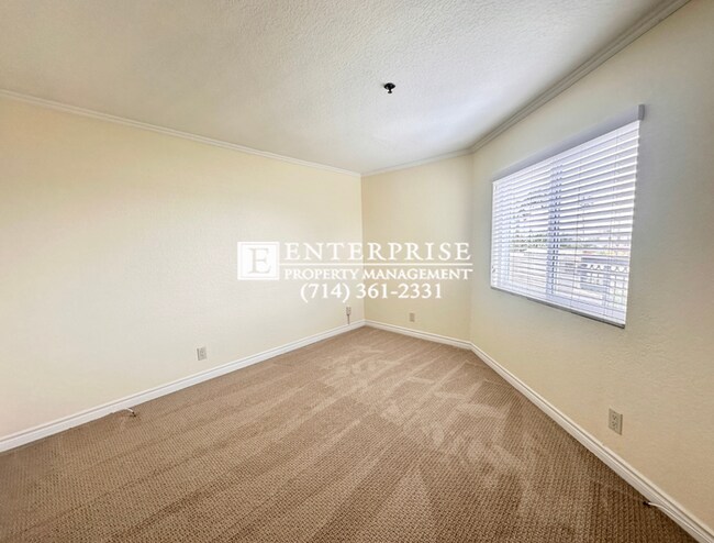 Building Photo - Top-Floor 2-Bed Condo in Huntington Beach | Walk to Beach