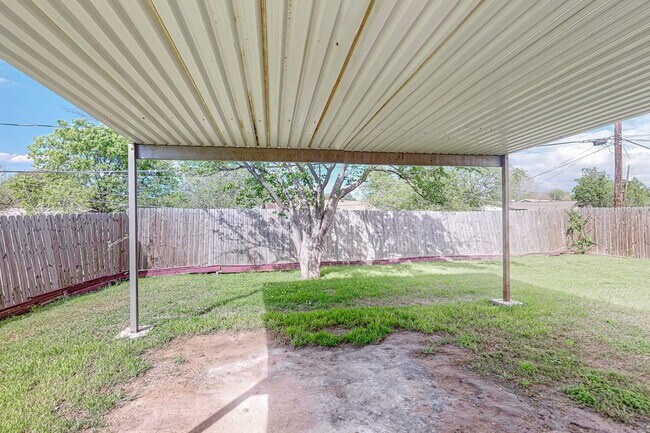 Building Photo - Adorable 1 Story Ready for Move In!  Birdville ISD!