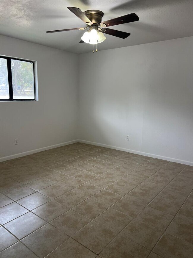 Building Photo - 1301 Greenlawn Pkwy