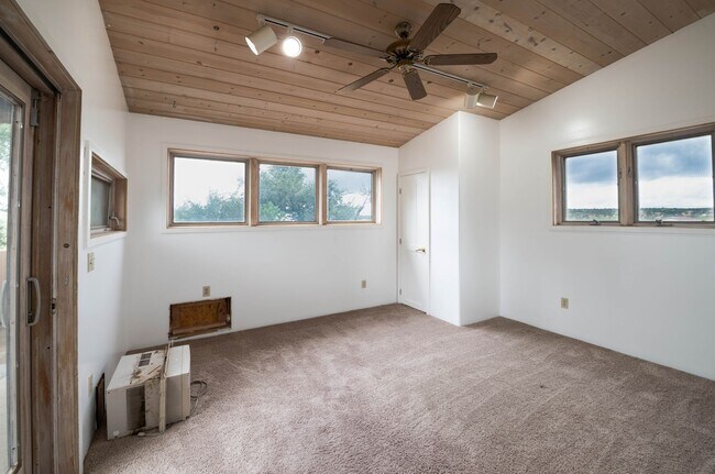 Building Photo - Sunlit One-Bedroom Gem