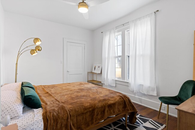 Building Photo - 3 Bed | 2 Bath | Fenced Backyard + Beautif...