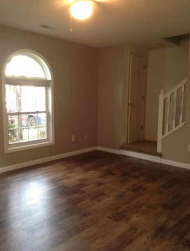 Building Photo - 3 bedroom, 2.5 bath Townhome
