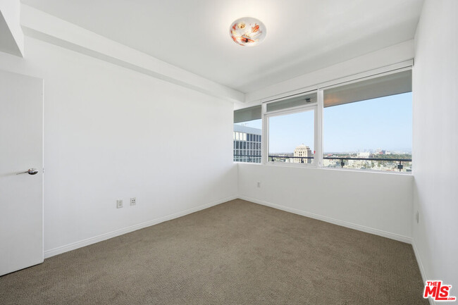 Building Photo - 3785 Wilshire Blvd