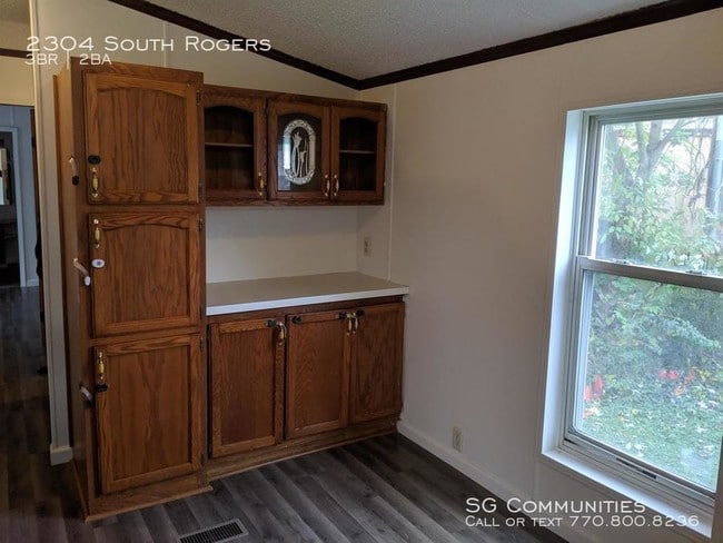 Building Photo - 2304 S Rogers St