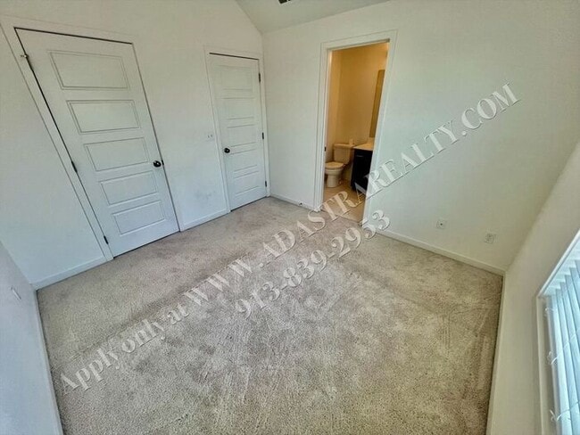 Building Photo - Beautiful 4 Bed 3.5 Bath Home in Olathe-Av...