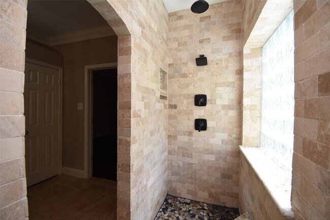 Building Photo - 16915 Locust Springs Dr