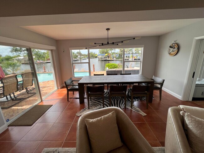 Building Photo - 1653 Poinsettia Dr