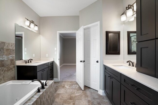 Building Photo - 1135 Disraeli Cir