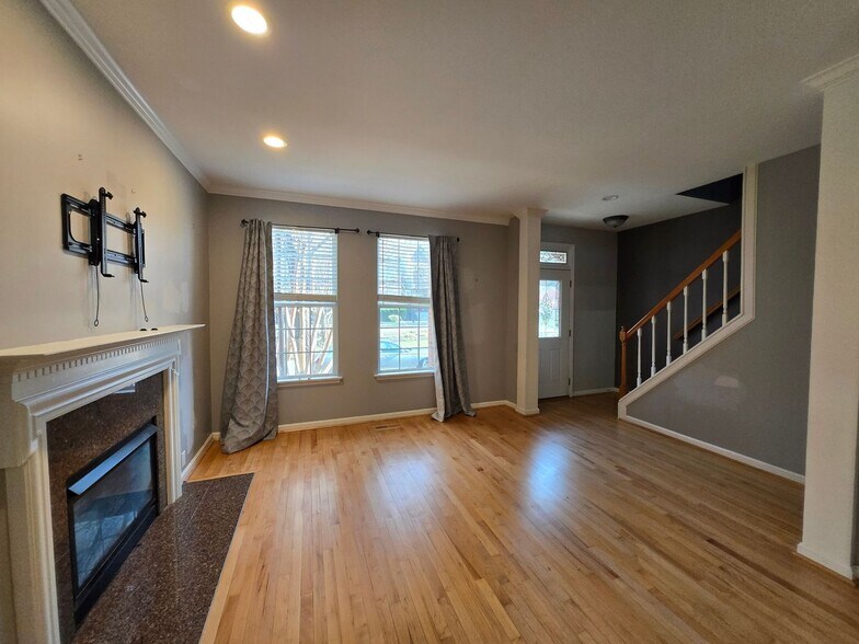 Building Photo - 929 Weninger Cir