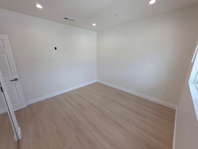 Building Photo - 15533 Tupper St