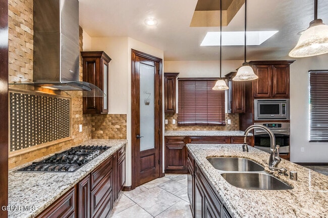 Building Photo - 14213 Meadow Lake Ave