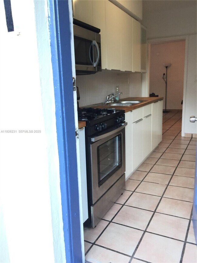 Building Photo - 8340 Crespi Blvd