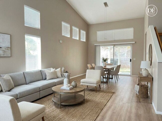 Building Photo - Large 4 bedroom home in Orangecrest for rent!