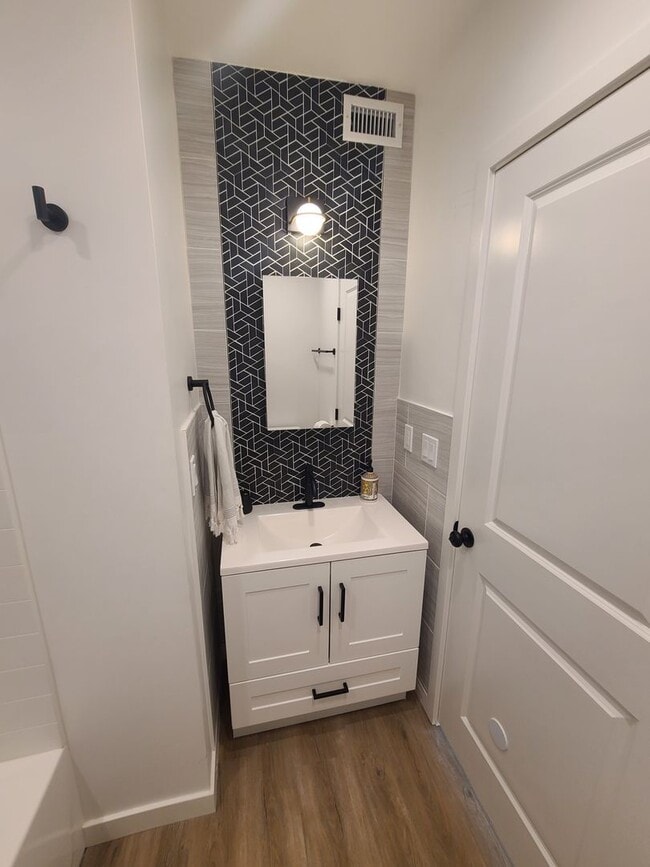 Building Photo - Gorgeous & Modern ADU w/ Solar, Washer/Dry...