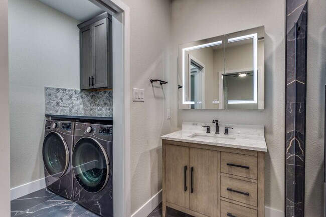 Building Photo - 2823 W Cantey St