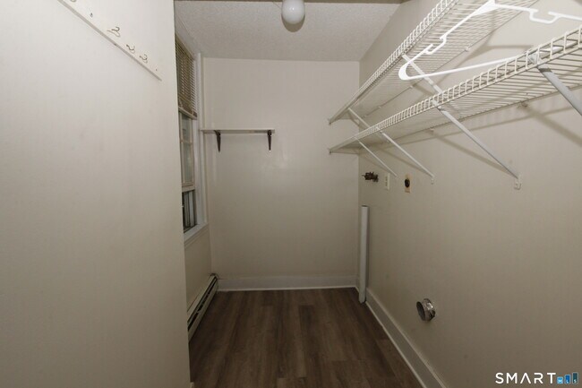 Building Photo - 204 Poquonock Ave