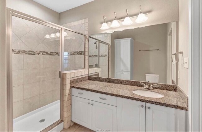 Building Photo - College Station - 3 bedroom / 3 bath Townh...
