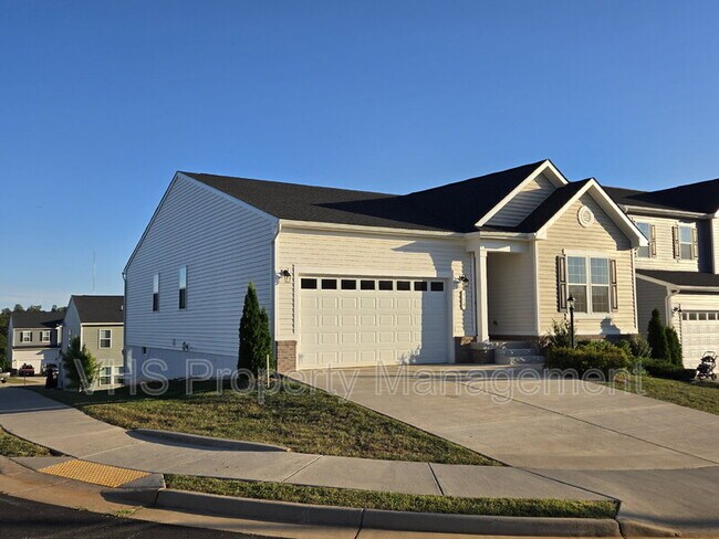 Building Photo - 754 Round Hill Rd