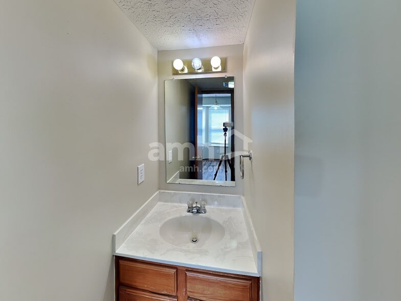 Building Photo - 1333 Sandrell Dr