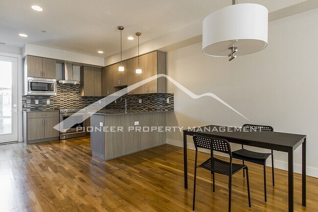 Building Photo - Georgeous Modern Condo with a Kitchen Fit for a Chef!