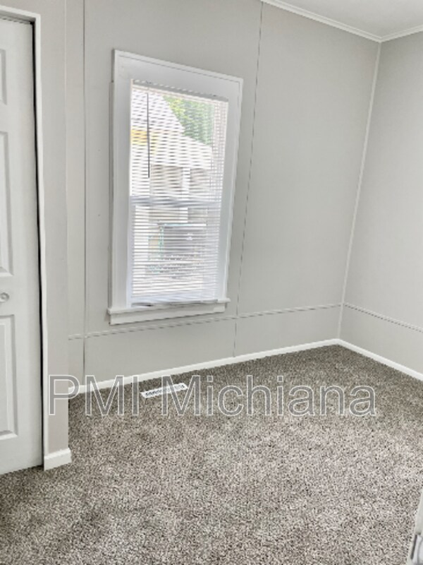 Building Photo - 1122 College St