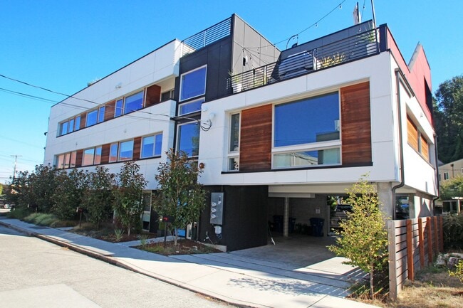 Building Photo - LUXURY ALKI 3 BED TOWNHOME FOR RENT W EXPANSIVE WATER VIEWS!
