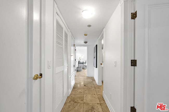 Building Photo - 871 Granville Ave