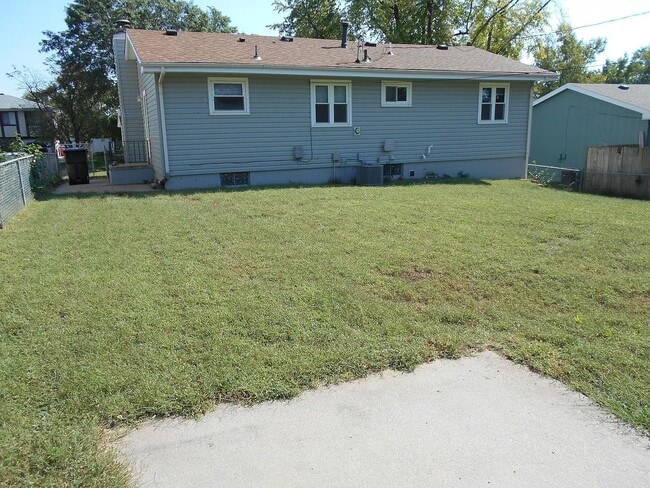 Building Photo - Comfortable 3-Bedroom Home with Park Access & Easy Commute